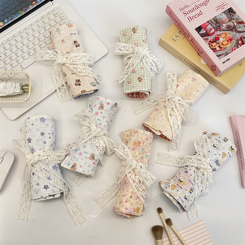 Urocza, tłoczona torba na dług – Pen Pouch Roll recenzja i cena